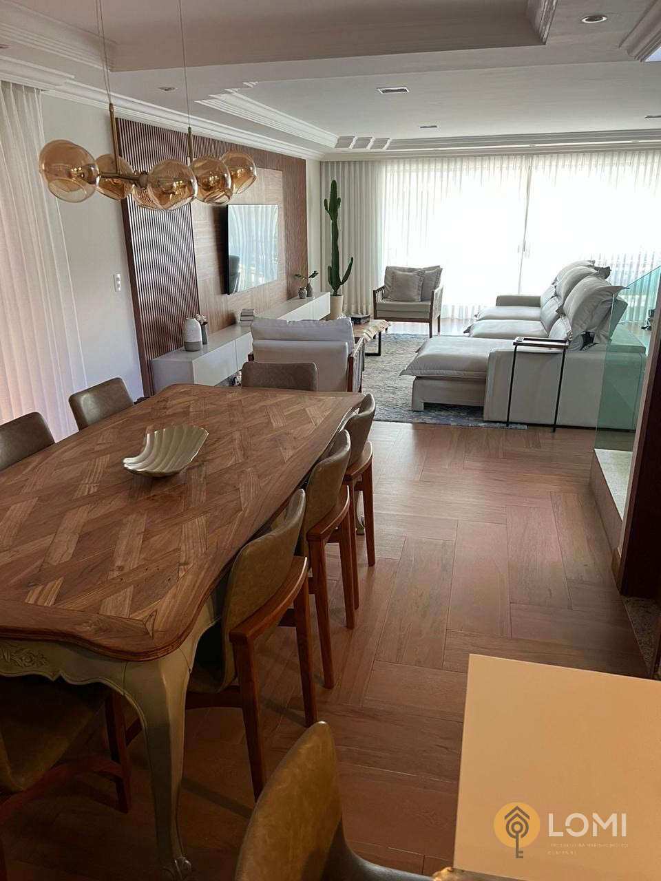  - Casa de condomínio à venda, com 4 quartos, 356m²